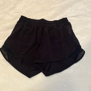 🖤Lululemon Black Low Rise 4 Inch Hotty Hots!Lightly used very good condition!🖤